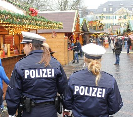 Polizeistreife auf dem Bonner Weihnachtsmarkt.
